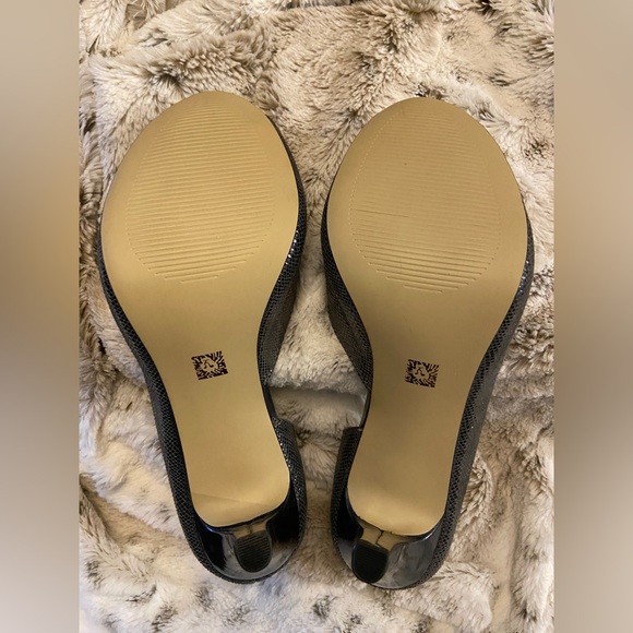 Anne Klein iFlex Womens Size 6.5 Silver Snakeskin Pattern Peep Toe Heels - Picture 8 of 12